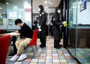 南韓 政府 今日宣布，對所有旅客實施 入境管制，從17日開始執行。南韓各級 學校 再 延遲兩周 開學。  路透
