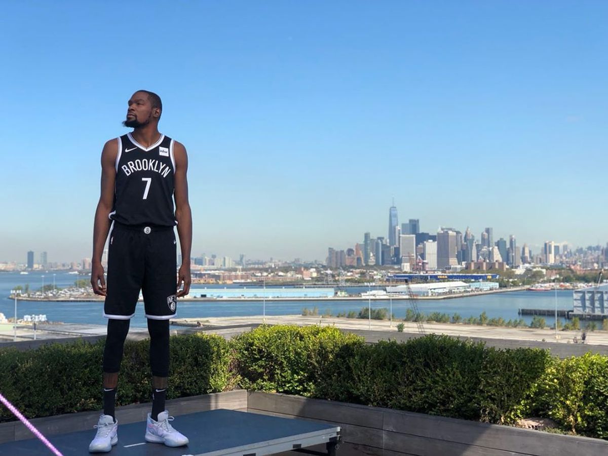 美國傳媒報道，NBA 球星 杜蘭特（Kevin Durant）確診患上 新冠肺炎（武漢肺炎）。他效力的 網隊（Brooklyn Nets）亦發聲明，指目前有4名球員確診，其中1人出現病徵，惟未有公布各人身分。4名球員現在已經接受 隔離，並由隊醫照顧。