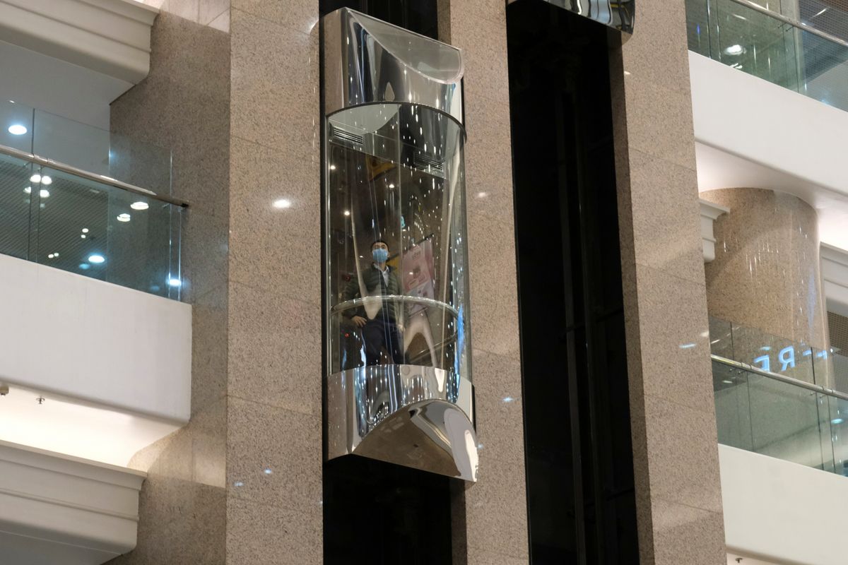 本港確診個案不斷增加，有《 南華早報 》（ SCMP ） 員工 初步確診 。消息指，該 員工 屬 青年報 Young Post 自由工作 記者 （ freelancer ）， 時代廣場 及 黃竹坑 South Island Place 辦公室 即時 關閉消毒 ，《南華早報》會繼續 保持運作 ， 員工 可 在家工作 。