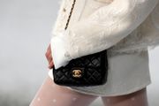繼 Gucci、Hermès 關閉歐洲工廠後，又一奢侈品巨頭 Chanel 宣布關閉 歐洲 多個工廠，並取消了原定於五月的 早春時裝秀 。CHANEL 路透