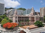 香港多間大學校長及管理層都捐出部分薪酬，用作支援有經濟需要的學生及社會人士。港大、理工、教大、嶺大、公大的校長將會捐出未來12個月薪酬的10%；浸大及城大校長分別捐出一個月薪酬及未來八個月薪酬的10%。