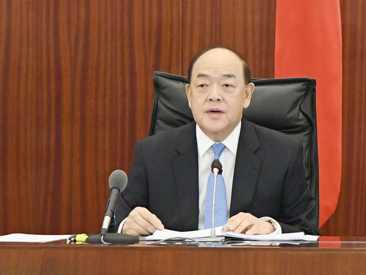澳門特首賀一誠4月20日發表任內首份施政報告，提到新冠肺炎疫情令澳門將會出現回歸以來首個出現赤字財政預算的年度。他表示，當疫情受控之後，政府會適時請求中央恢復內地赴澳旅遊簽註審批。