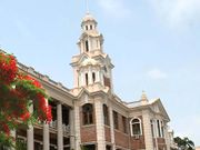《 泰晤士高等教育 》的「 世界大學影響力排名 」，去年排第10的 香港大學 下跌31位。 嶺南 和 浸會大學 出現在101至200位。 嶺南大學 的優質教育排名全球第二。