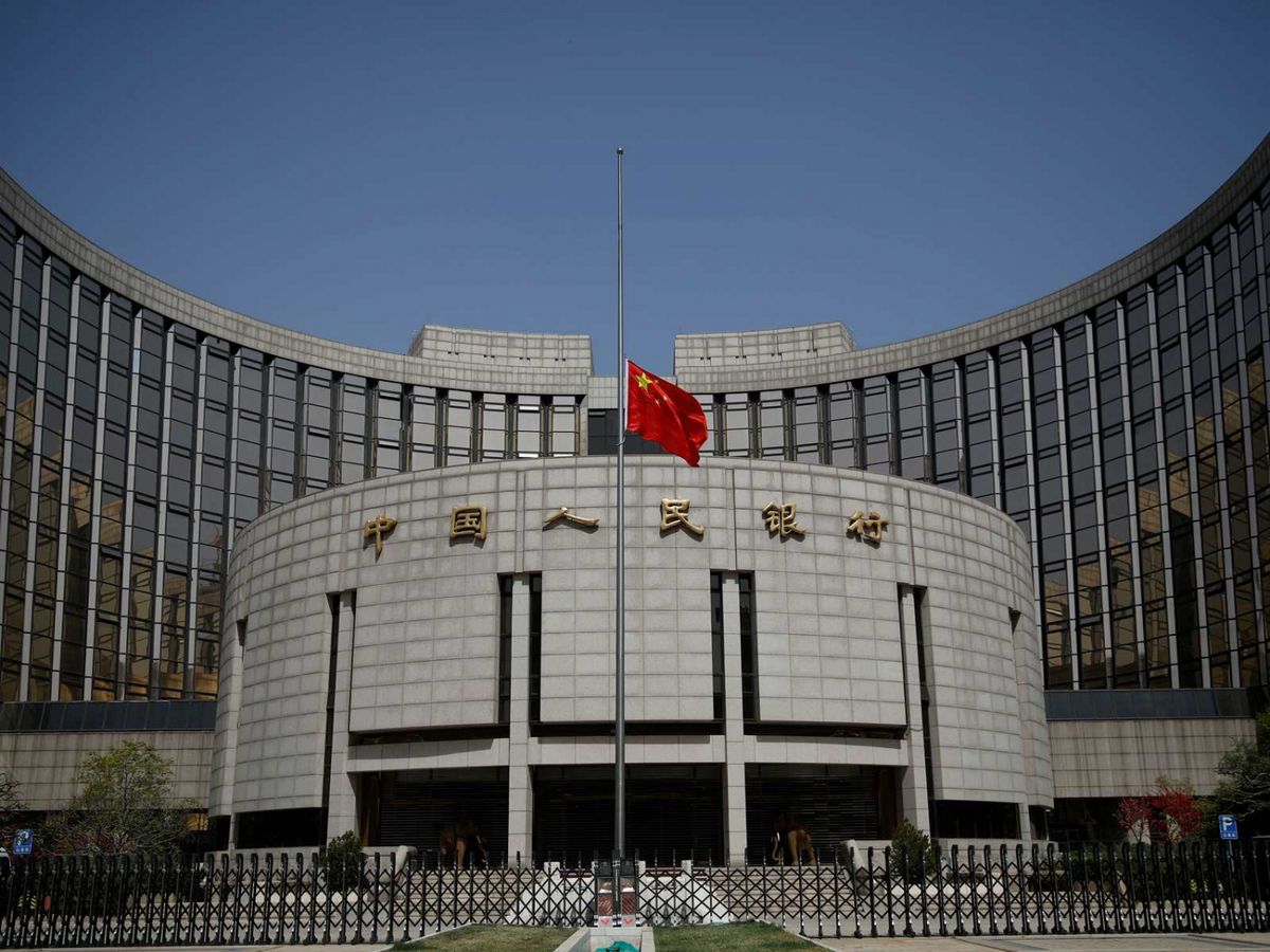 中國 人民銀行 決定於2020年4月對 中小銀行 定向降準 ，並 下調 金融機構 在央行超額 存款準備金利率 。 人行 又決定自4月7日起將 金融機構 在央行 超額存款準備金利率 從0.72%下調至0.35%。