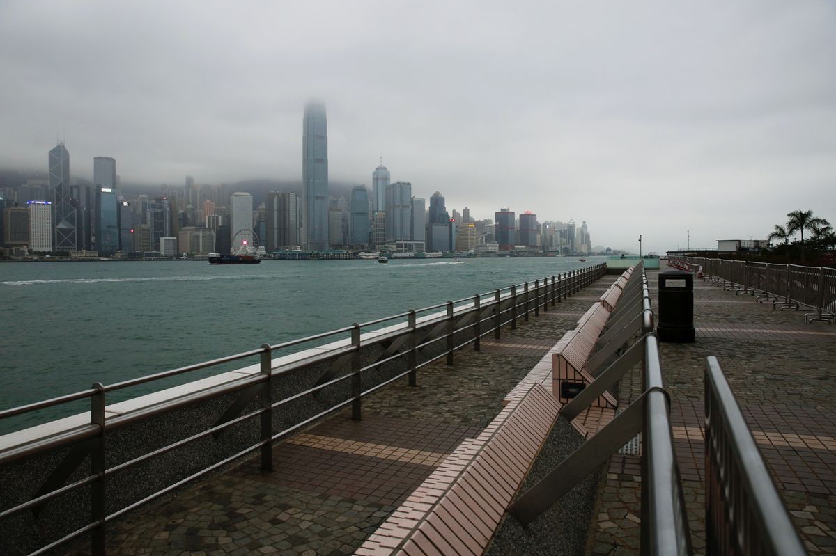 全國政協常委、星島新聞集團主席 何柱國 在頭條日報向特首 林鄭月娥 發表公開信，信中促請政府支付全港打工仔兩個月工資，並減少 裁員 、 減薪 、失業的情況出現。