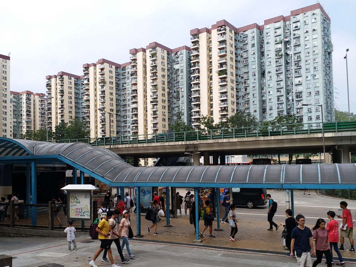  香港樓市 未跌完， 中原城市領先指數 CCL 由去年歷史高位至今190.48點累積跌7.9%。 中原地產 研究部高級聯席董事 黃良昇 預期， CCL 目標下試170點未有改變。十大 藍籌屋苑 首季成交比較， 嘉湖山莊 及 沙田第一城 買賣最多。