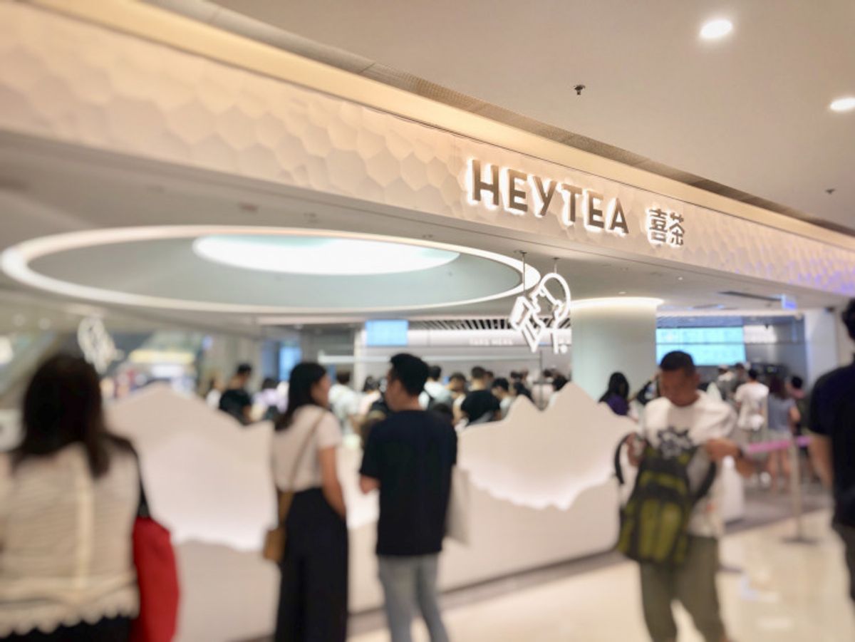  喜茶 HEYTEA 自2018年12月登陸 香港 後，全盛時期在港共有8間店舖。惟自去年下半年至今，有6間分店相繼停業，現只剩 銅鑼灣 及 沙田 2間店舖有營業。