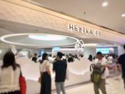  喜茶 HEYTEA 自2018年12月登陸 香港 後，全盛時期在港共有8間店舖。惟自去年下半年至今，有6間分店相繼停業，現只剩 銅鑼灣 及 沙田 2間店舖有營業。