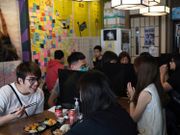 政府5月8日起宣布放寬限聚令，容許食肆每枱坐最多8人。有食肆隨即推出母親節6至8人套餐吸客，又估計訂枱人數將大幅上升，希望酒樓今年母親節的生意額可回復至往年的八成。