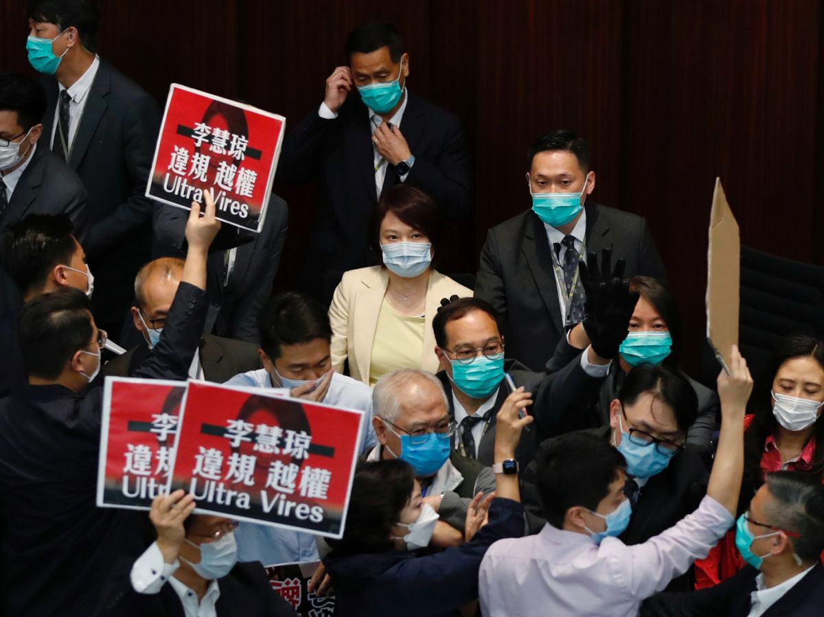  立法會 內會 重開， 李慧琼 主持會議。期間， 建制 及 泛民 爆發肢體衝突，場面混亂， 李慧琼 指若議員不遵守規則便「運用我主席的權力執法」