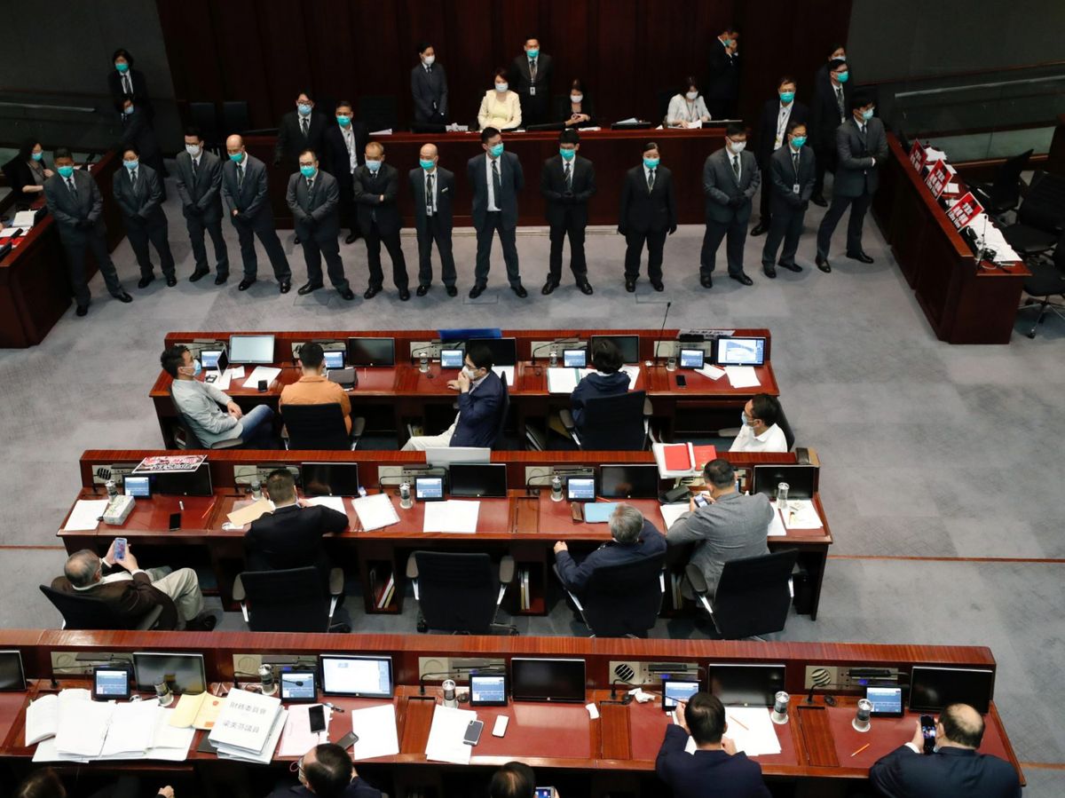  立法會內會 昨日風波不斷、衝突迭起。 建制 、 民主 兩派各持己方 法律意見 ，就 李慧琼 是否有權主持 內會 一事爭執不下。《財經時報》一文拆解兩者法律分歧。
