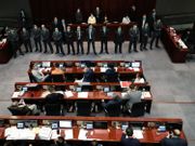  立法會內會 昨日風波不斷、衝突迭起。 建制 、 民主 兩派各持己方 法律意見 ，就 李慧琼 是否有權主持 內會 一事爭執不下。《財經時報》一文拆解兩者法律分歧。