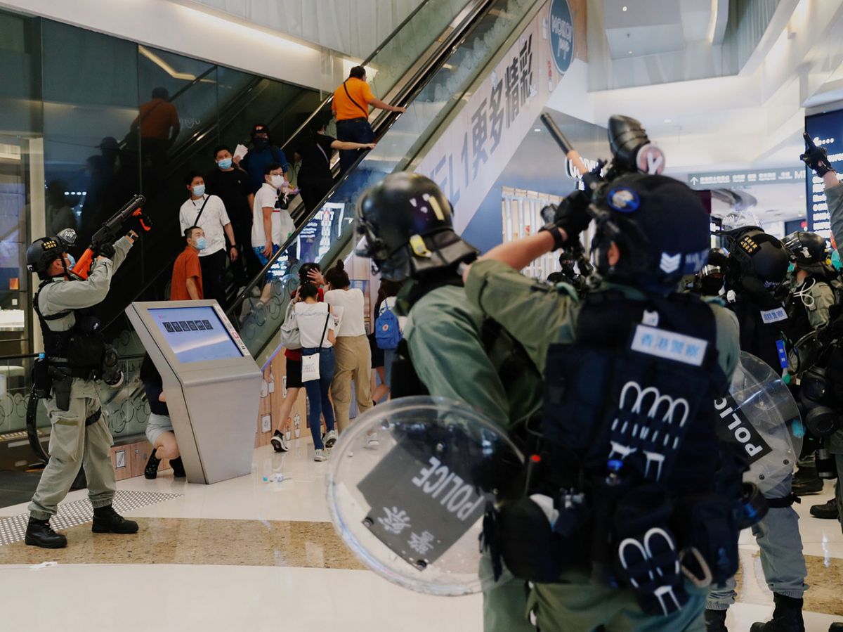 5月10日 母親節 多區有 示威活動 ，其中在 尖沙嘴 海港城 ，警方進入商場驅散期間帶走一名自稱 13歲 ，身穿 記者 反光背心的 學生記者 ，他在同日晚上獲釋。政府發言人強烈呼籲 未成年人士 應遠離高風險的 示威活動 ， 又稱未成年人士以學生記者身分在示威現場進行採訪，是極為危險的行為。