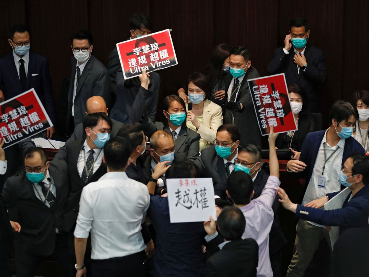 立法會內委會周一早上舉行會議，陳健波將會主持選舉正副主席。田北辰預計會上情況惡劣，應該會「打大交」；鍾國斌就表示，選主席大約需要半小時便完成，但預留了3小時的會議，估計是為了抬走每一名民主派議員。