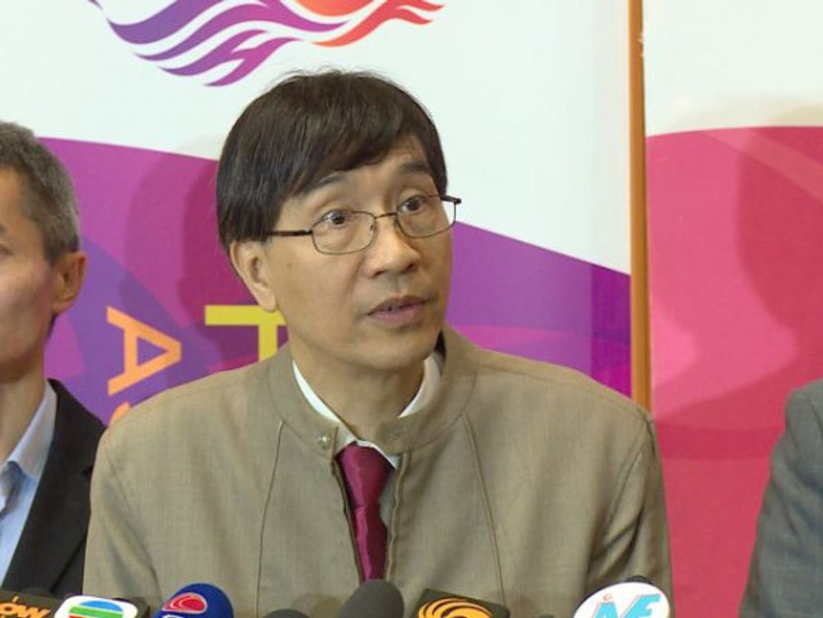 香港大學微生物學系講座教授袁國勇領導的研究團隊證實，佩戴外科口罩有效降低新型冠狀病毒傳播風險，呼籲市民在室內及乘搭公共交通工具時戴口罩，避免夏季疫情爆發。他又指，必須先查明本地個案的感染源頭，才可決定是否放寬「限聚令」等防疫措施。