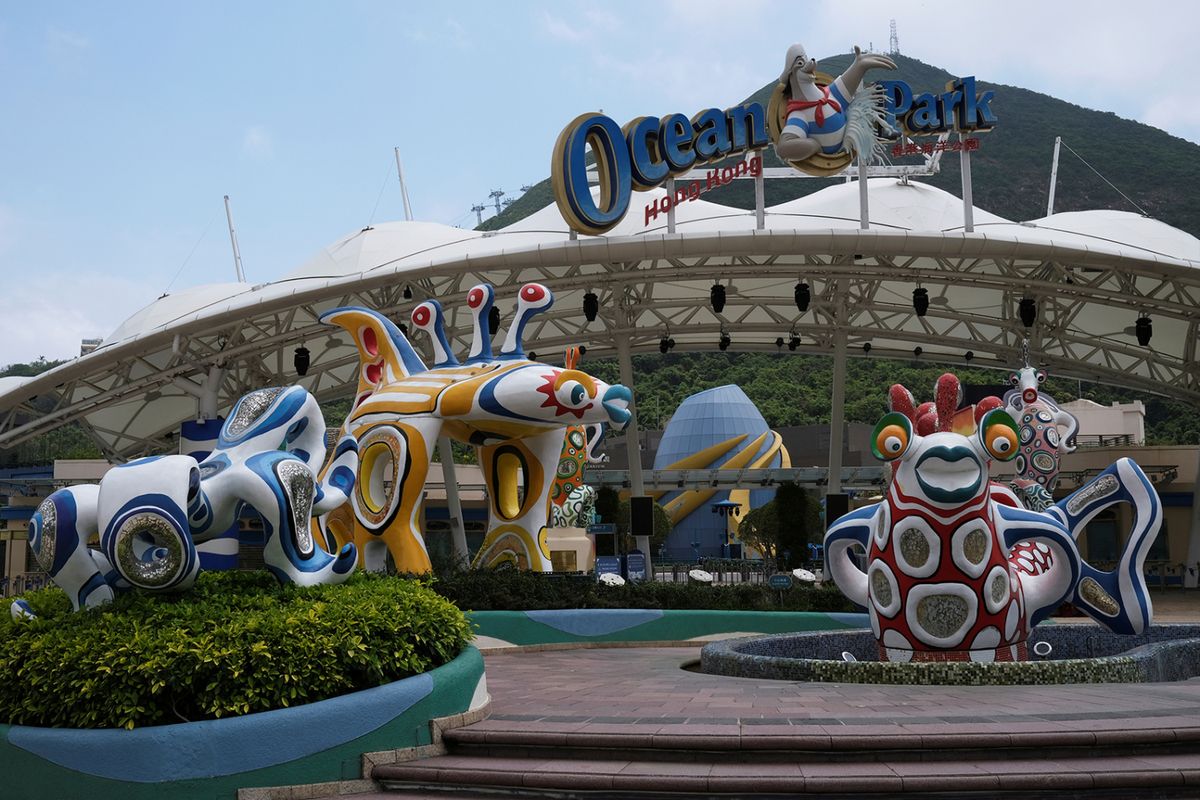  海洋公園 或面臨倒閉，將影響 香港 旅遊業 。 政府 緊急向 立法會 申請撥款救亡。但公園連年虧損，坊間憂慮恐成為無底深潭，建議將公園重新定位，用作發展住宅。