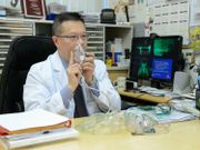 中大醫學院呼吸系統科講座教授許樹昌4月25日出席一個電台節目時表示，若5月7日前再無異常社區爆發，政府可考慮放寬防疫措施，包括先讓公務員及中學生復工、復課。