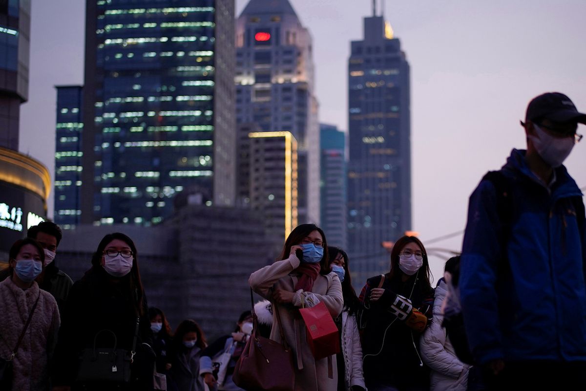  深圳 市人民政府口岸辦公室日前公告，根據廣東省 新冠肺炎 疫情防控工作的統一部署，自4月28日8時起，經 深圳口岸 入境人員，均需在深圳市就地集中 隔離 醫學觀察14天。