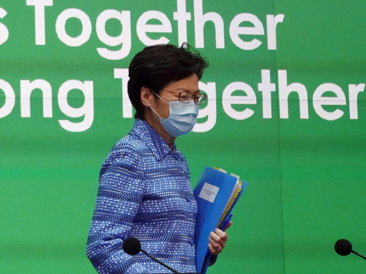 行政長官 林鄭月娥 表示， 政府 經研究後決定，下周一後 分階段 回復 政府服務 。 林鄭月娥 出席 行政會議 前說， 首階段 公務員復工 會有以下四大 安排 。