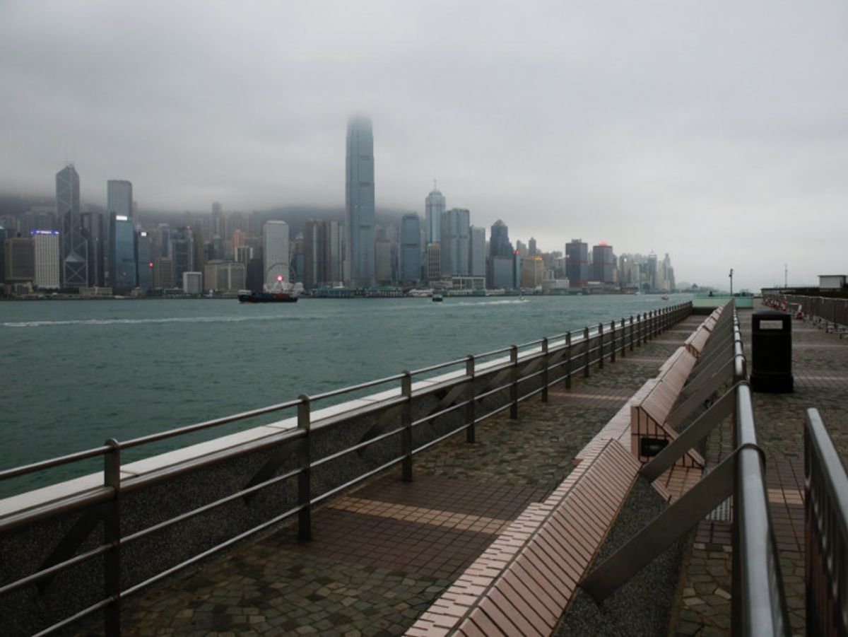  中國 和 美國 的貿易角力適逢港版 國安法 立法， 香港 成夾心餅。美國揚言要制裁香港，市場憂慮本港 聯繫匯率 制度同受衝擊，打擊經濟和 樓市 。