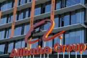  同股不同權 架構及 第二上市 公司有機會於8月染藍， 阿里 巴巴、 美團 及 小米 均受惠。阿里若納入 恒生指數 佔權重3%，專家薦染藍部署。
