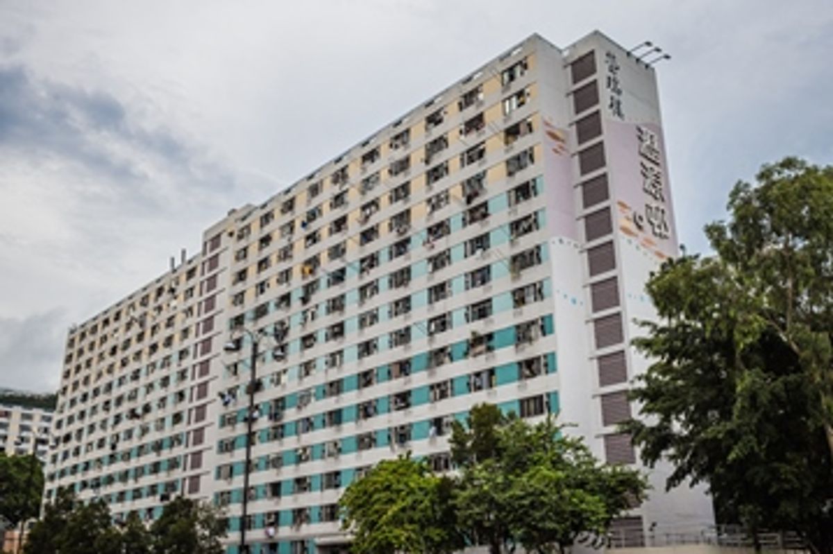 沙田 瀝源邨 祿泉樓 出現第 2 宗死亡，至今共有9名住客 確診 。港大教授 袁國勇 表示 祿泉樓 有單位的廁所渠管有細微裂痕，或傳播病毒。（圖片 : 房屋署）