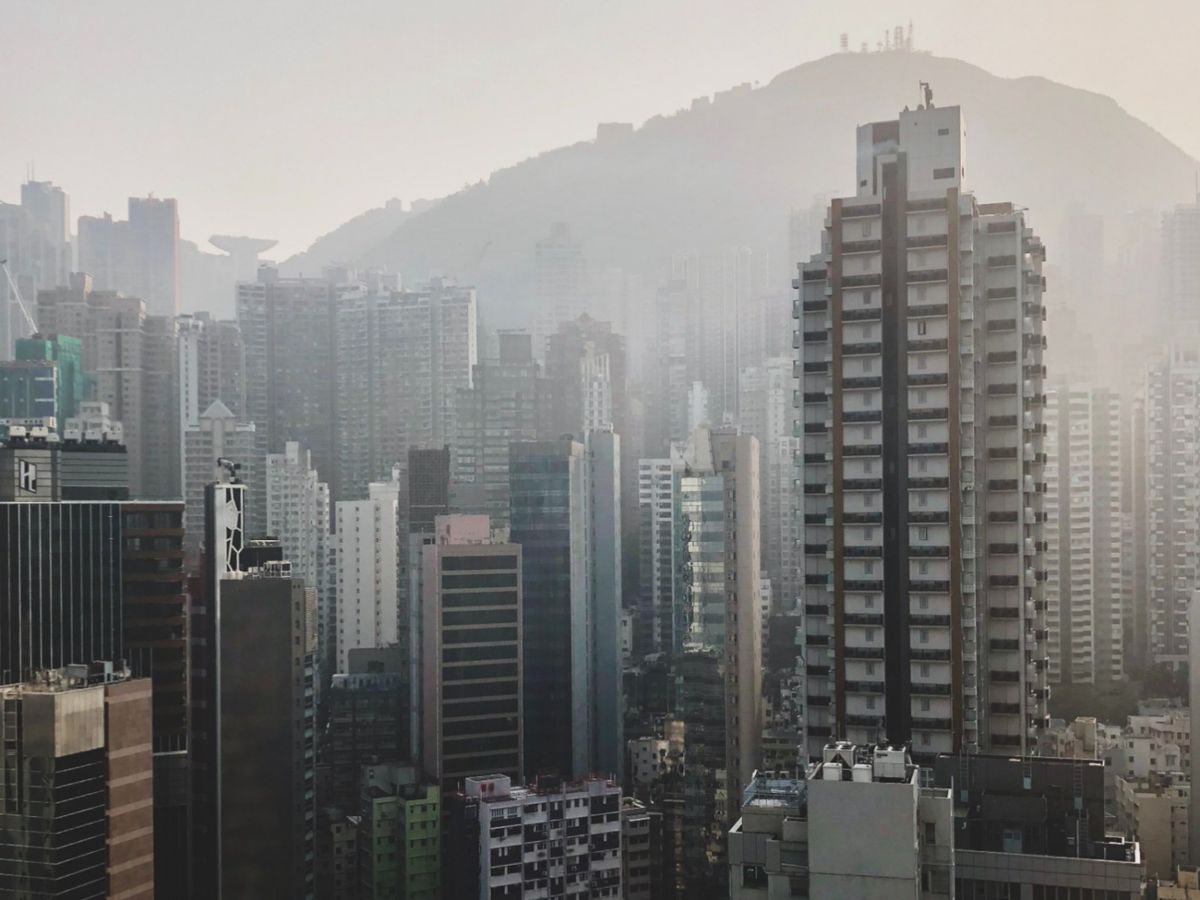 國安法推出前，業界很有信心，疫情過後樓市會有明顯反彈，甚至破頂。現在一盆冷水照頭淋，蓄勢待發的樓市相信又要回復平靜了，很多人打消買樓的念頭...