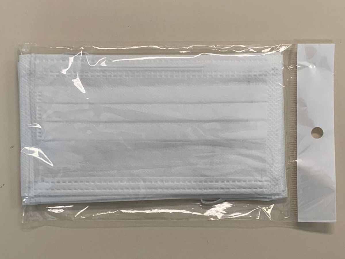 香港海關昨公布最新一批外科口罩測試結果，一款散裝口罩含菌量超標，聯同早前合共8款外科口罩因含菌量超出標準上限，均涉嫌違反《消費品安全條例》。