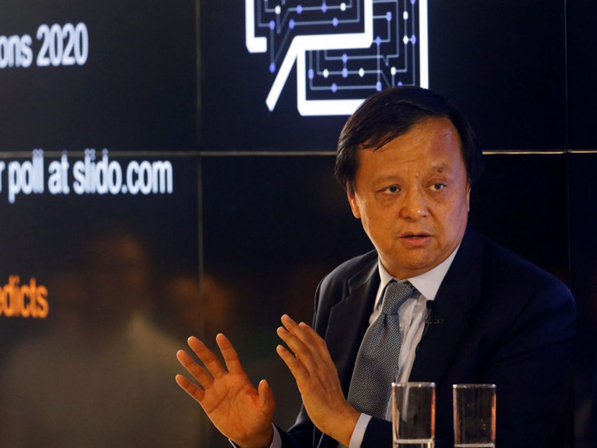  港交所 行政總裁 李小加 預計，許多在 美國 上市的 中概股 計劃在 香港 上市。 網易 已完成招股， 京東 拼多多 百度 料將跟上，港交所將迎來 IPO 市場的關鍵年。