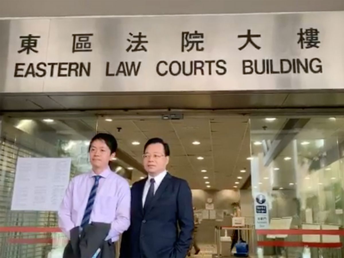 許智峯提私人檢控，吿警員去年在西灣河向示威者開槍意圖謀殺，以及鄭國泉駕駛的士剷上行人路撞傷示威者危險駕駛罪。裁判官裁定的士司機案表證成立，將傳召被告應訊。