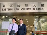 許智峯提私人檢控，吿警員去年在西灣河向示威者開槍意圖謀殺，以及鄭國泉駕駛的士剷上行人路撞傷示威者危險駕駛罪。裁判官裁定的士司機案表證成立，將傳召被告應訊。