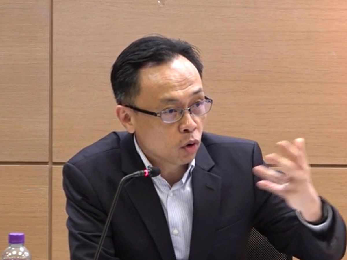  聶德權 出席 民建聯 舉行的圓桌會議，發表了有關 公務員 身份的新說法。 公務員 團隊有聲音表示希望 聶德權 能清楚交代說法，稱與 基本法 有出入。