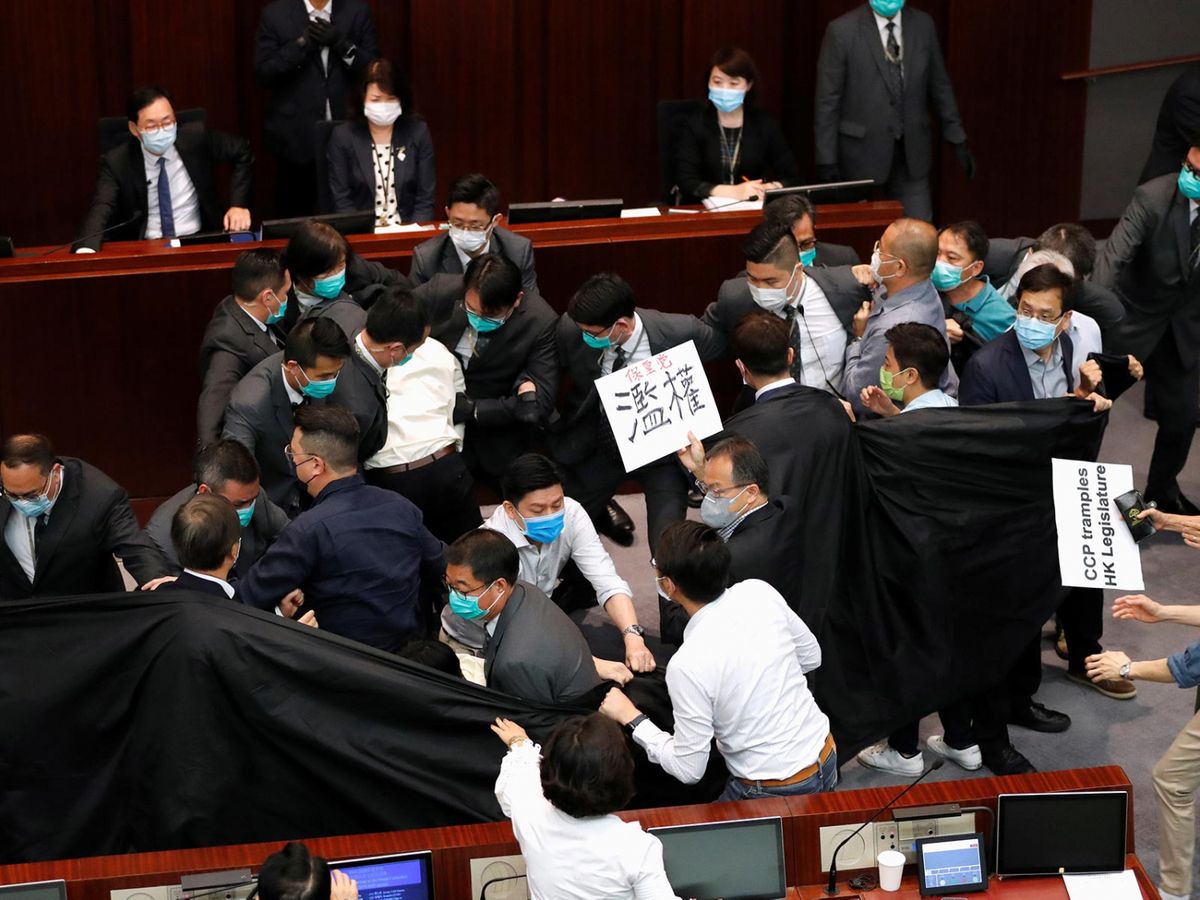 立法會內務委員會召開會議選主席，由陳健波主持。民主派議員在會上抗議，之後多名民主派議員被逐出會議室。經過一輪混亂後，最終在只有建制派議員投票下，由民建聯議員李慧琼以40票當選，連任內會主席。