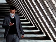 JobsDB發布《2020年薪酬趨勢調查》，今年打工仔平均加薪幅度只有1.3%，遠低於去年5.1%。零售、旅遊業月薪分別下調逾8%，相反資訊科技業僱員薪酬增幅達6.1%，連續數年高於平均，反映行業對人才需求殷切。此外，75%受訪者對就業前景不甚樂觀，積極尋找其他出路。