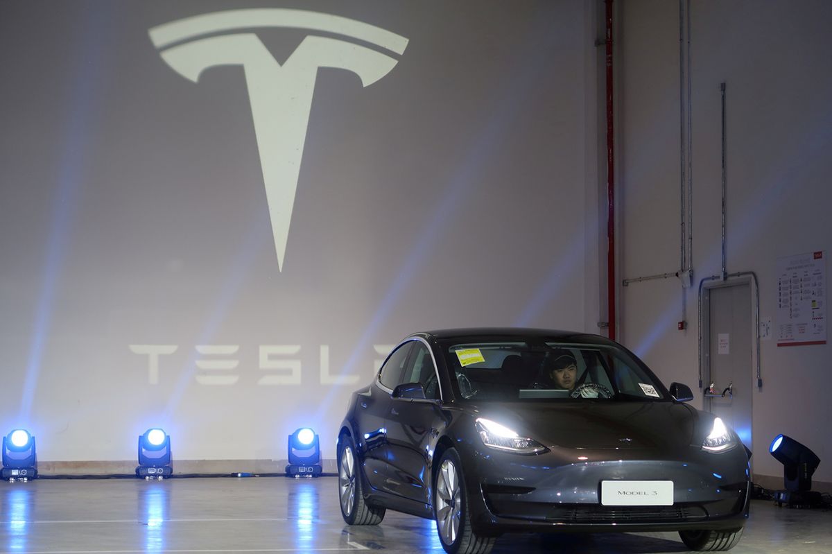  港股 續好淡爭持。內地 新能源 車低點已過， 特斯拉 Tesla 銷售強勁，有助拉動 贛鋒鋰業 產品需求，好看其銷售增長。