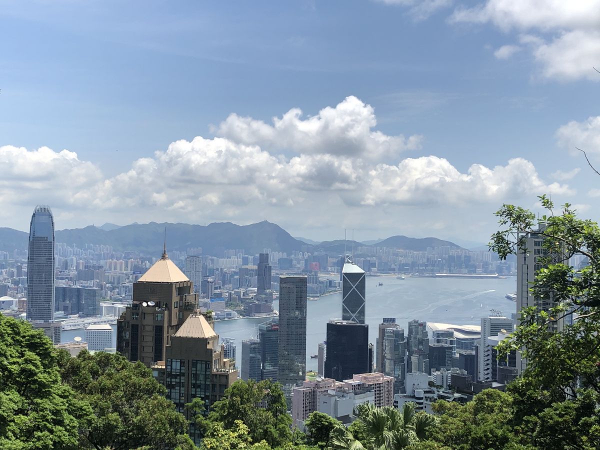  港版國安法 將會在 5月28日 人大會議 閉幕前表決， 香港 地緣政治風險急升下， 恒生指數 跌逾千點， 地產股 沽壓大。最壞情況下香港或會重返 金融危機 時期。