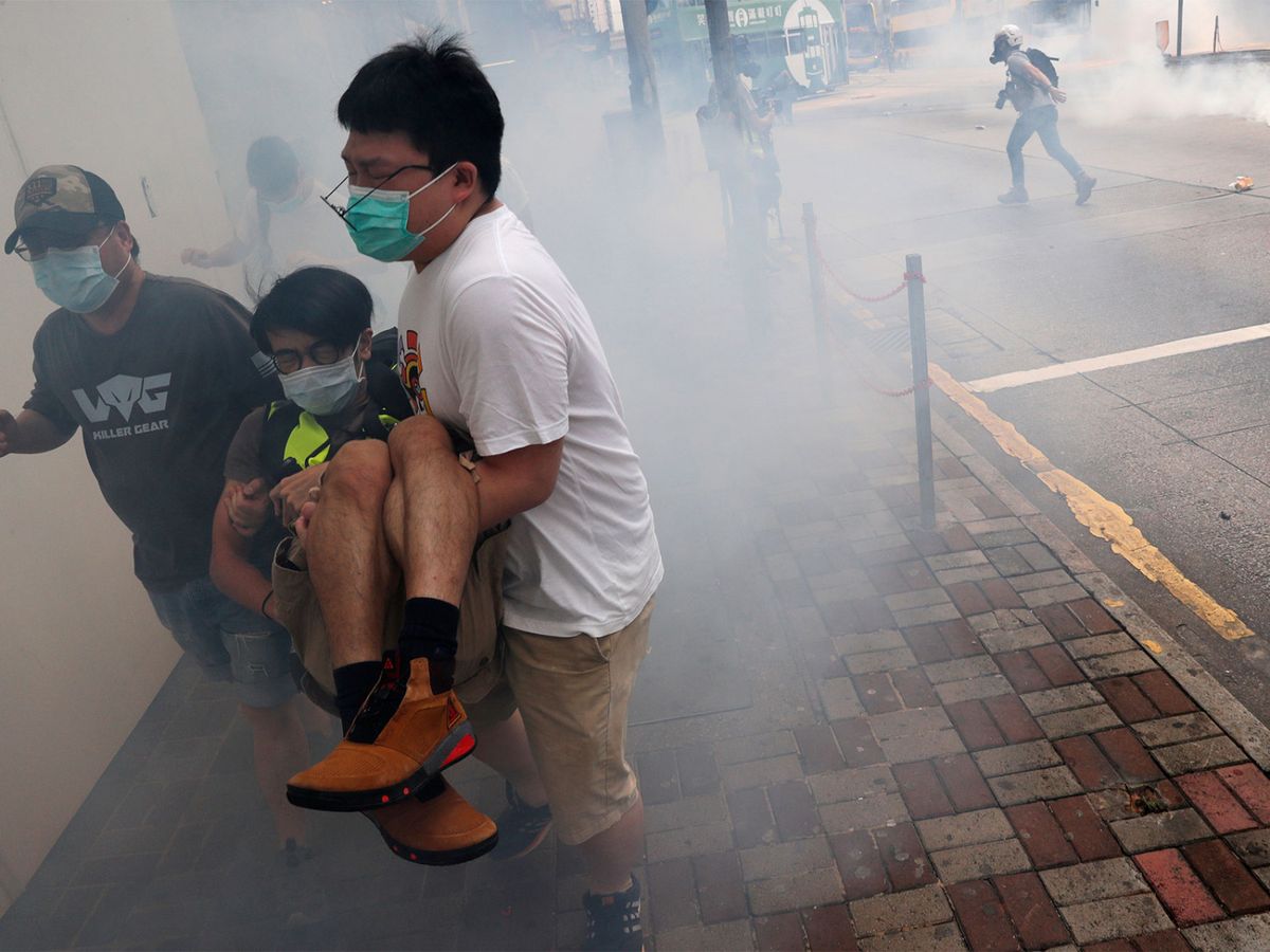 網上有人發起今日下午在港島區遊行反對「港版國安法」及《國歌法》。約下午一時，警方在銅鑼灣崇光百貨一帶舉起藍旗，警告在場市民參與非法集結，又拘捕人民力量副主席譚得志。之後有示威者行出軒尼詩道，約1時20分左右警方施放催淚彈驅散人群。