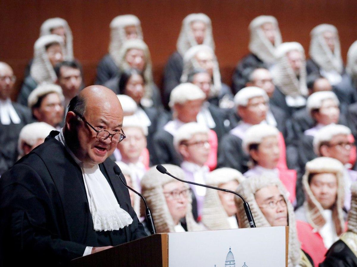 區域法院法官郭偉健4月審議將軍澳連儂牆斬人案時，讚揚被告表現出「高尚情操」，引起社會反響。終審法院首席法官馬道立表示，該案判詞給人偏頗的觀感，決定郭法官暫時不應審理任何涉及類似政治背景的案件。