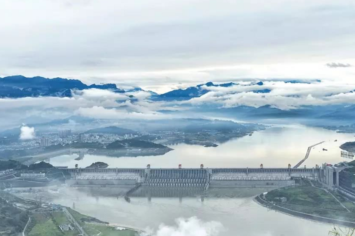 受到近日強降雨影響，三峽大壩水位已經超出防洪限制近2米，中央宣布中央宣佈三峽大壩首泄洪 ，而在宜昌被淹所有地方水浸。