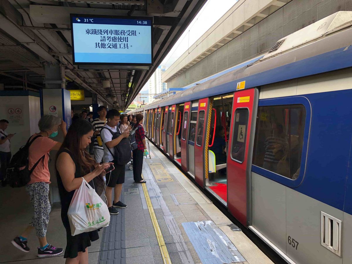 運輸及房屋局局長陳帆透露，荃灣線信號系統的工程需要延遲三年至2023年才能完成。另外，港鐵上月23日及25日晚凌晨非行車時段進行東鐵綫新信號系統測試期間，分別發生3宗事故，陳帆認為3宗事件絕不理想，機電工程署會嚴肅跟進。