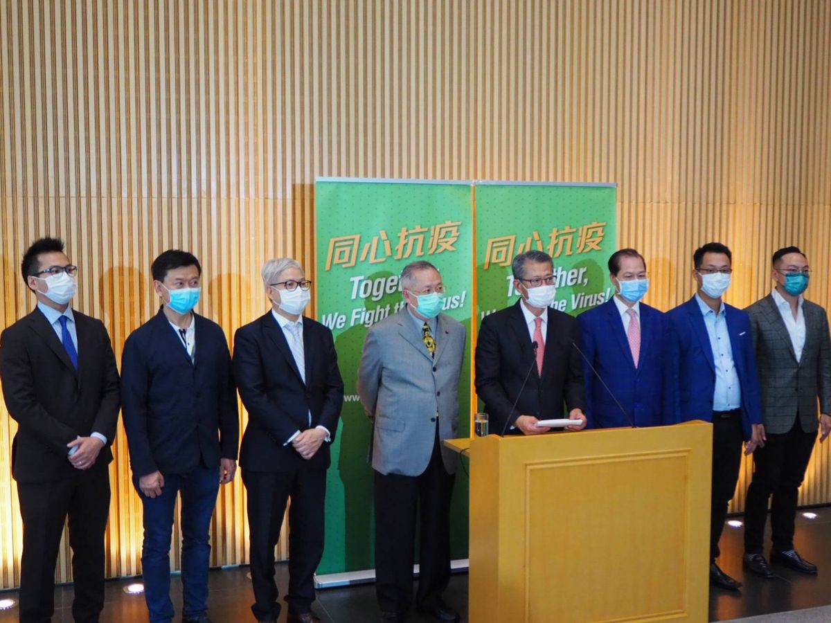 政府 一萬元現金發放 計劃今天（6月21日） 父親節 ，開始接受登記。 陳茂波 指會透過手機短訊或郵件通知市民 派錢 進度，相信絕大部分市民可於8月底前 收錢 。