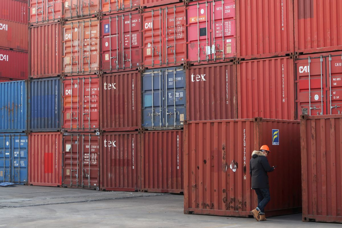 中國 近年一直與 歐盟 在 世貿組織 WTO 訴訟 ，以爭取被視為具有「 市場經濟 地位」，惟直到 6月15日 ，中國仍未繼續進行訴訟。歐盟採取報復 關稅 的大門開啟。