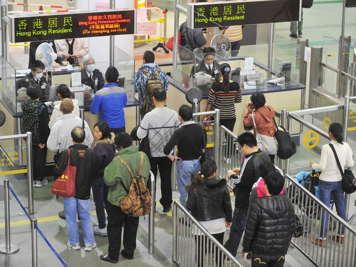 消息指，由於本港疫情開始放緩加上內地大部分城市的疫情都受控，只剩北京等地仍有零星個案，已關閉4個多月落馬洲皇崗口岸，最快下周初有條件重開，通過病毒測試的人會獲發健康碼認證往返內地，豁免強制檢疫。
