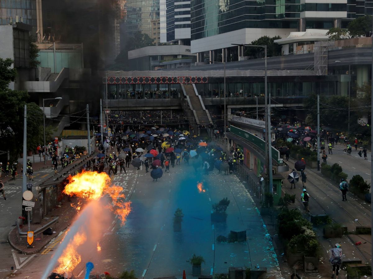 今日是 反修例 風波 一周年 。去年今日， 香港 爆發自 回歸 以來最大型的 社會運動—反對《 逃犯條例 》修訂，風波至今仍未平息。警方指最少612人涉干犯 暴動 罪被控。《香港財經時報》一文回顧。