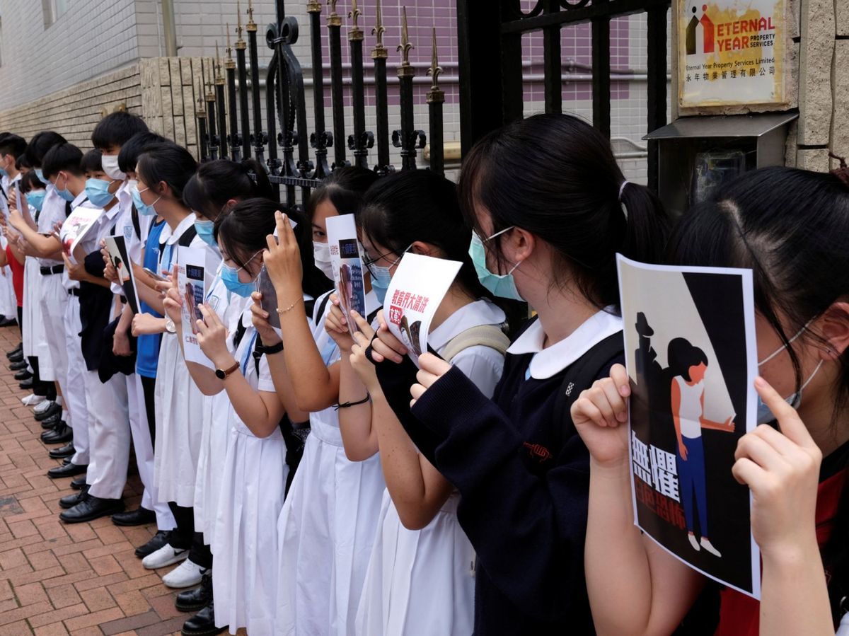 有組織發動全港 罷工罷課公投 ，反對 港版國安法 。政務司 張建宗 在網誌呼籲 學生 不要參與；公務員事務局局長 聶德權 稱，公務員 有責任支持 國安法。