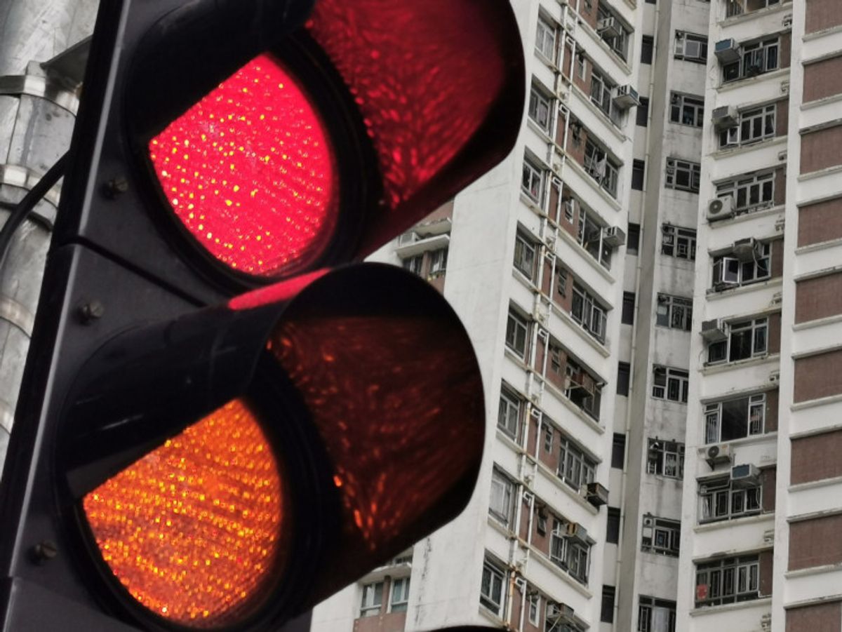  香港樓市 兩極化， 細價樓 獲 上車客 追價入市，逾千萬 豪宅 則連翻劈價。專家預期，下半年 樓價 有望再升5%，用家入市要留意兩個因素。