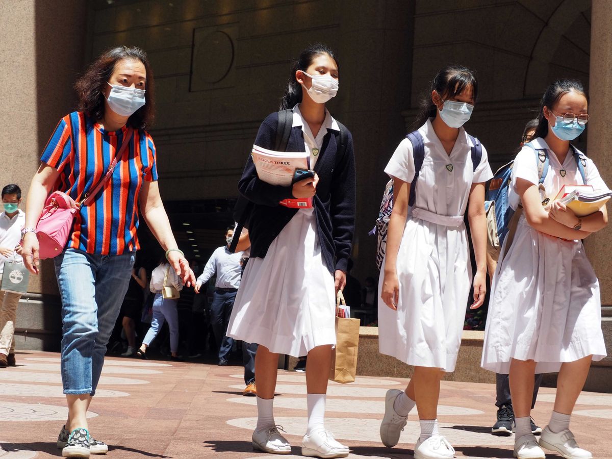 新冠肺炎再次爆發，香港大學感染及傳染病中心總監何栢良表示，政府應加強防疫措施，例如：強制要求巿民戴口罩等。