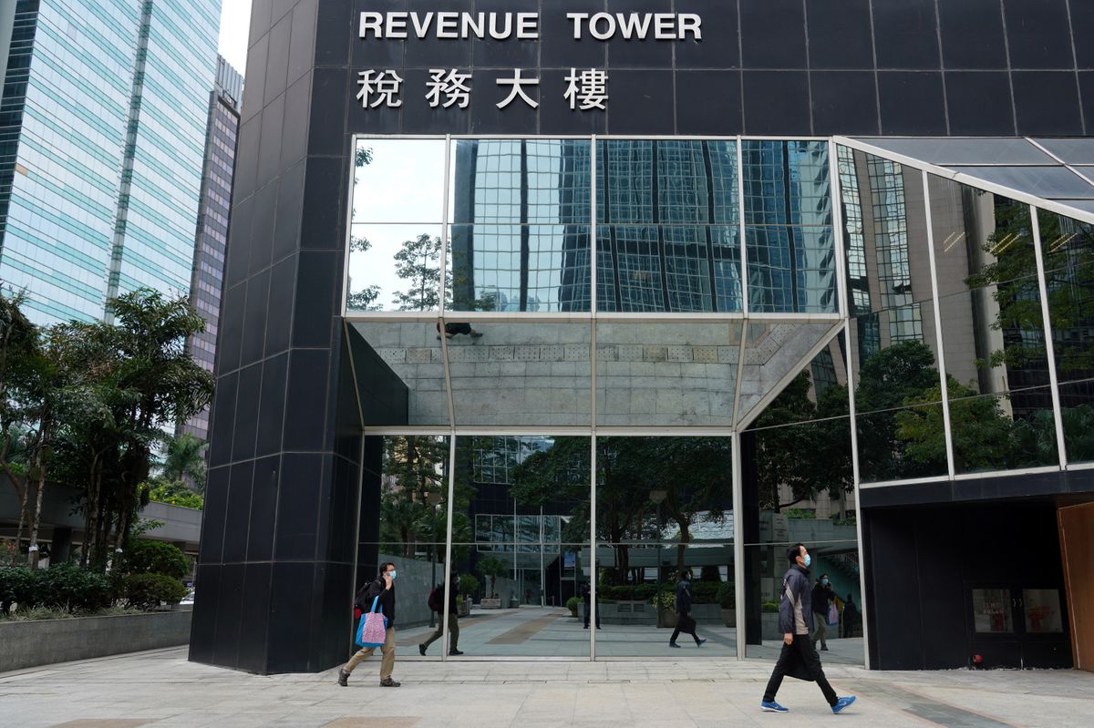 政府因應香港疫情仍然非常嚴峻，所以繼續採取措施，政府發言人宣佈政府公務員的特別上班安排，將會延長一星期至8月2日。（圖片：香港中通社）