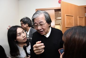 蔡堅, 醫學會, 何栢良