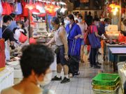 不少新確診本地個案，都曾經到過街市買餸購物，食物環境衞生署（食環署）宣布，未來數天安排轄下十二個街市陸續提早關閉一小時，以進行深層清潔消毒工作，作為預防性措施。